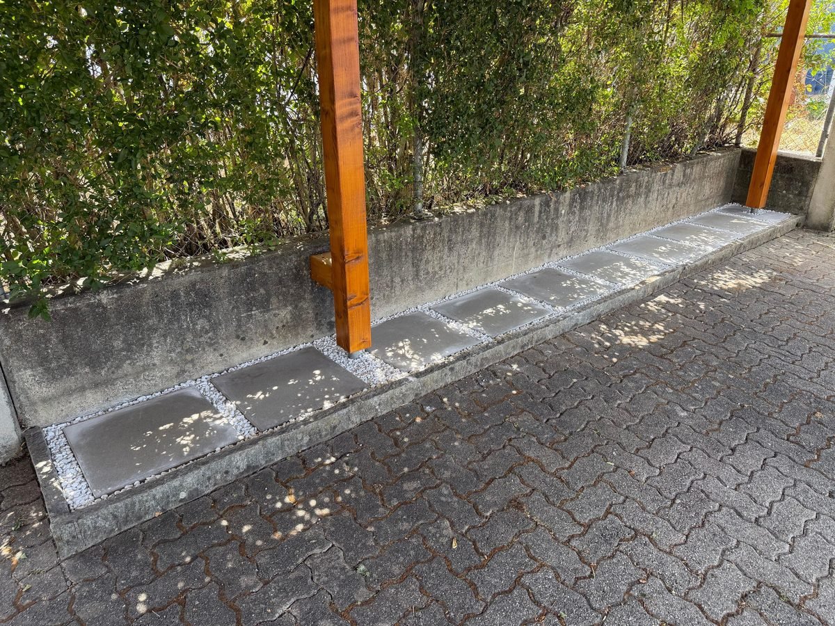 Derselbe Streifen unter dem Carport mit frisch verlegten Platten